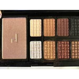 RETAILS $70 Doucce Freematic Eyeshadow Pro Palette